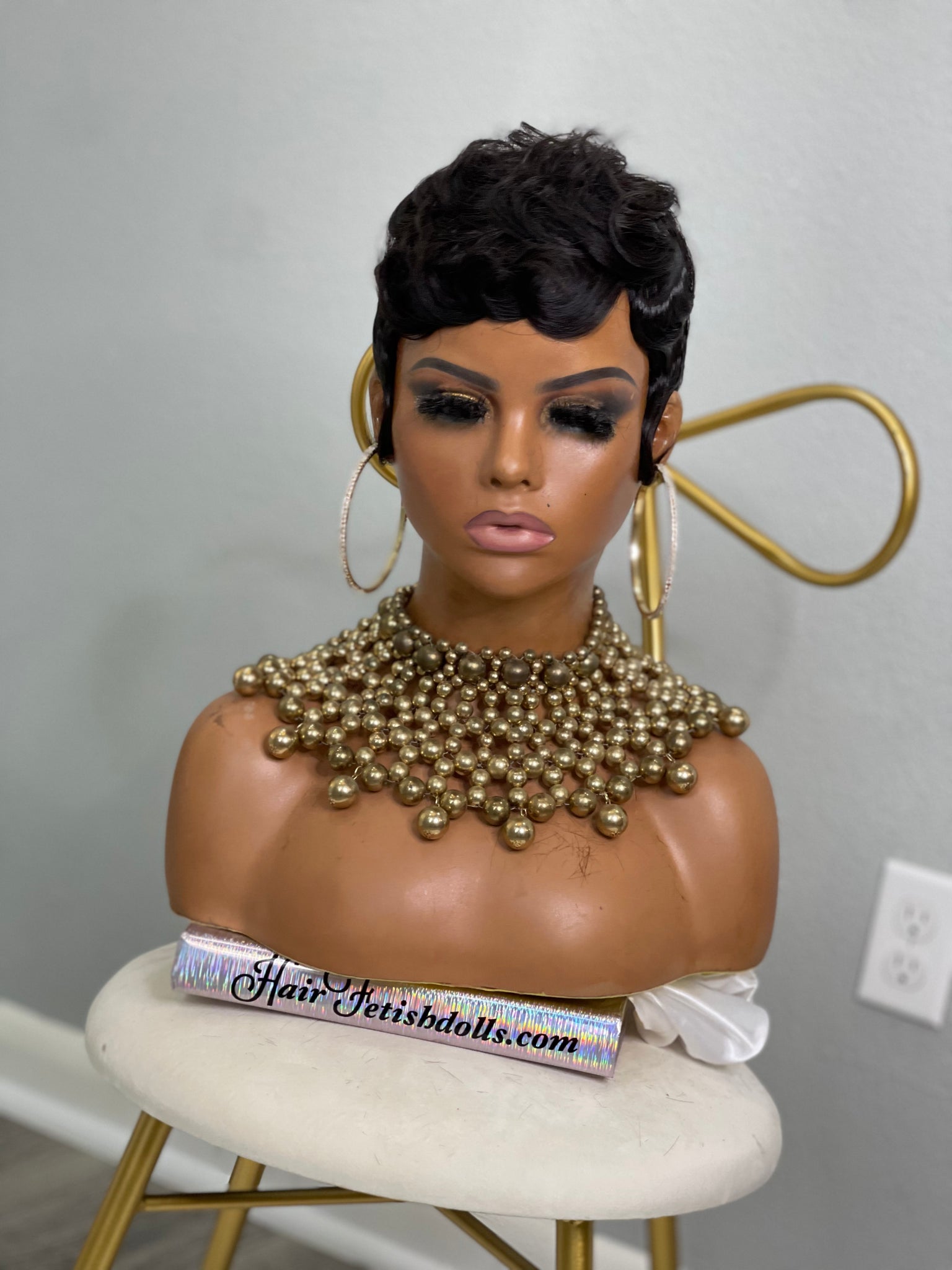 Short glueless pixie wig with highlights, adding warmth and dimension for African American hair.