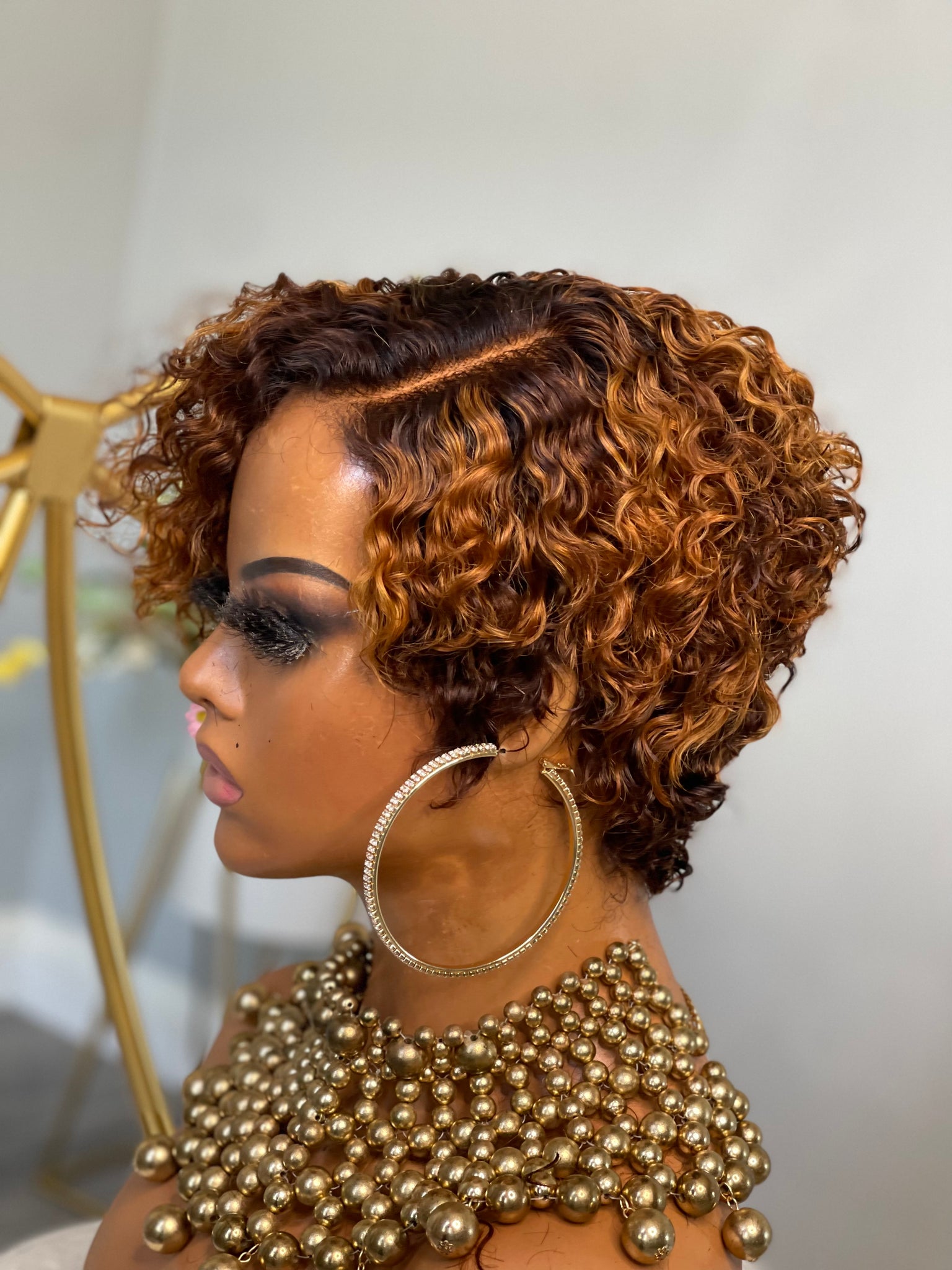 Short glueless pixie wig with highlights, adding warmth and dimension for African American hair.